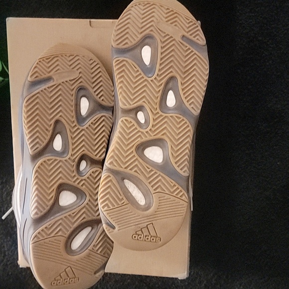 YEEZY BOOST 700 V2 Size 10.5 - Picture 7 of 8